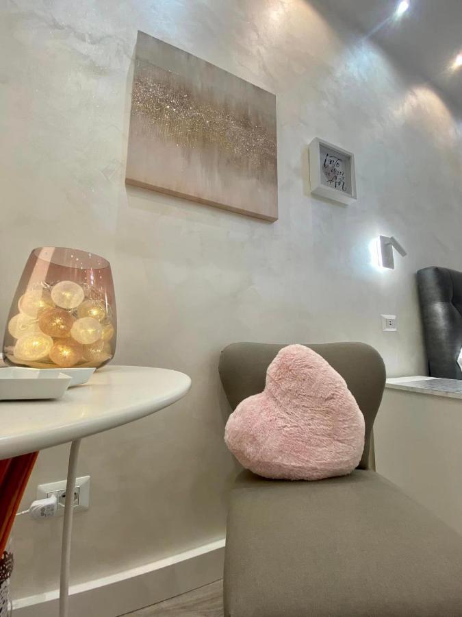 Apartment Close To The Coloseum, 2 Minutes Walk From Metro A Roma Exterior foto